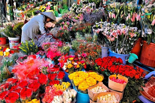Rực rỡ muôn sắc hoa tươi tại chợ Đà Lạt 
