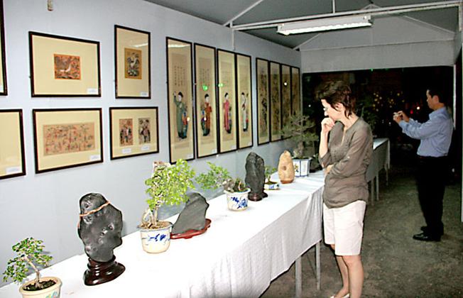 Nhiều du khách đến thăm bảo tàng để tìm hiểu các hiện vật lịch sử