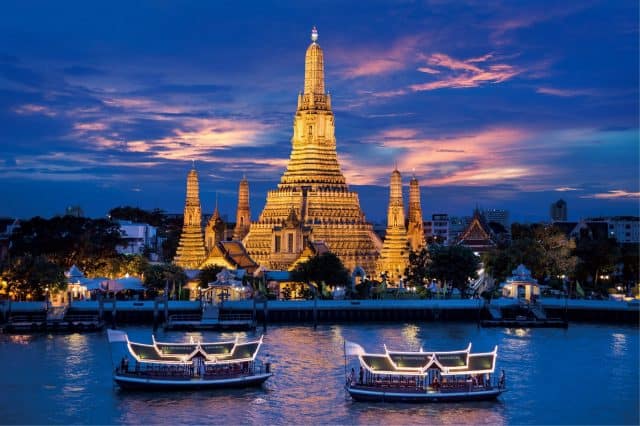 Du khách có thể cảm nhận cuộc sống đời thường của người dân Bangkok đó là ngồi trên thuyền ngắm cảnh (Ảnh ST)