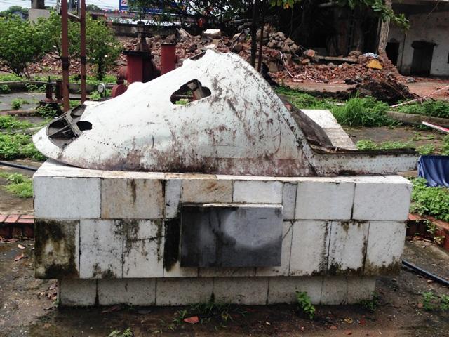 
Một mảnh vỡ máy bay được trưng bày tại khuôn viên Nhà máy Dệt Nam Định.
