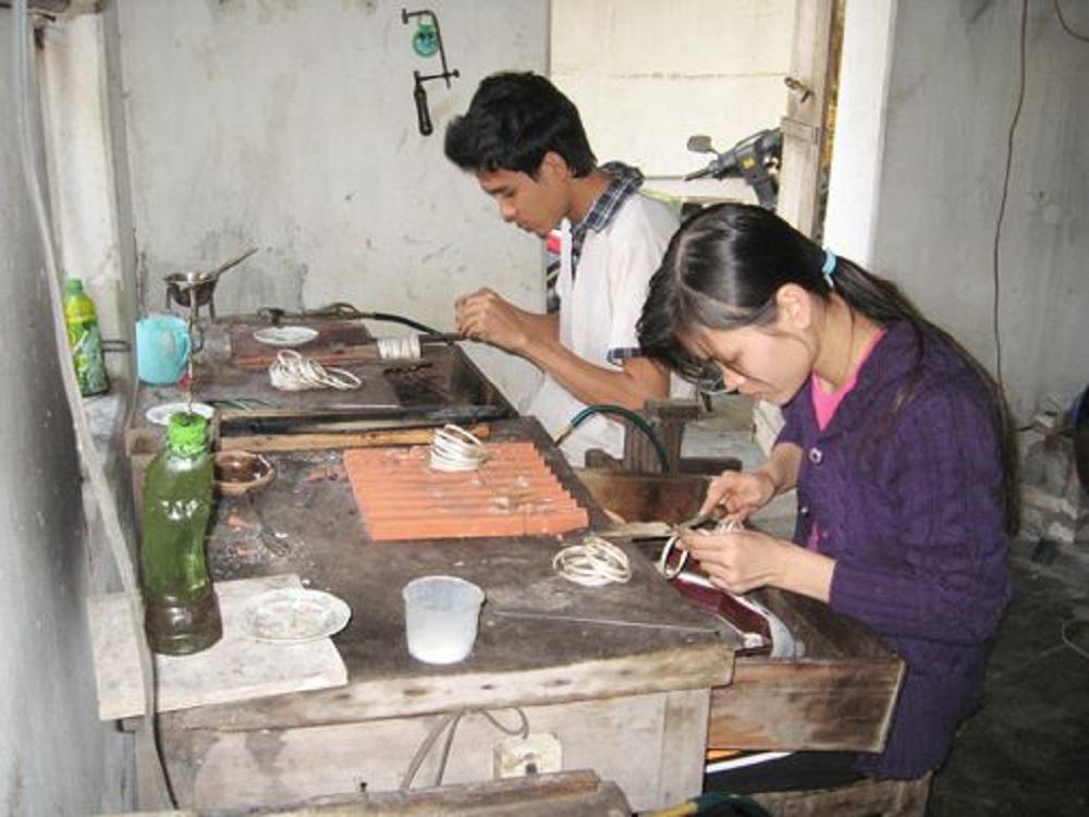 Nghề chạm bạc tại thôn Huệ Lai