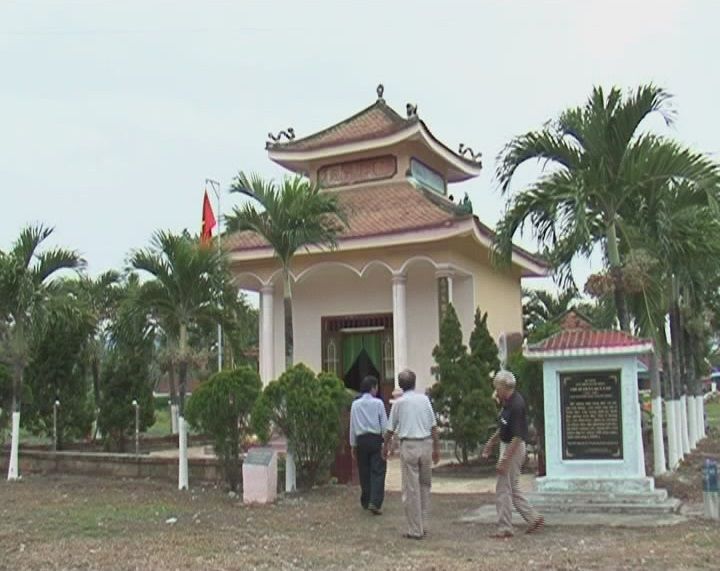 Nhân dân tới thắp hương tưởng niệm tại Đền thờ Trần Quý Cáp Khánh Hòa 