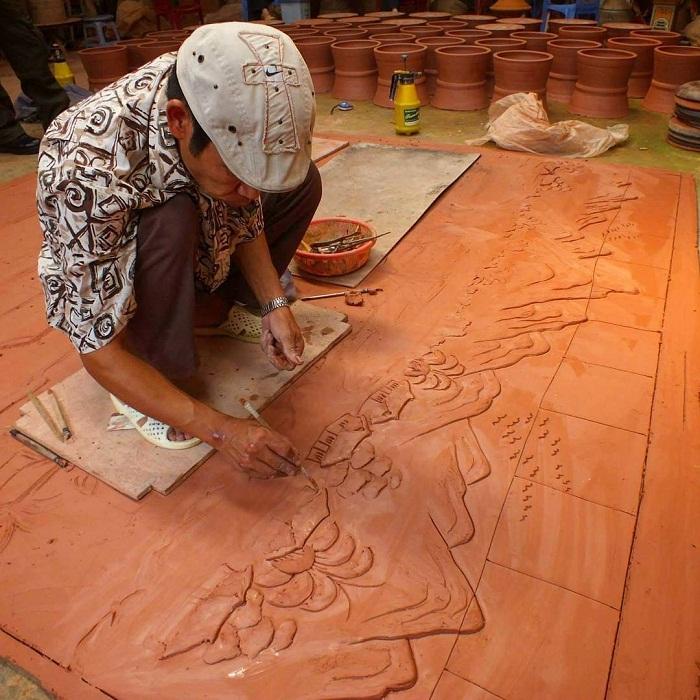 Tranh gốm nổi tiếng làng Phù Lãng được làm thủ công
