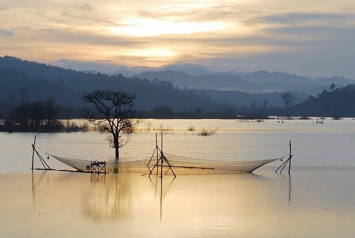 Quang cảnh yên bình của hồ Đại Ninh