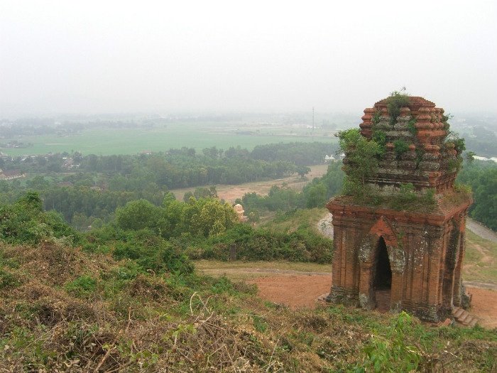 Kiến trúc mái hình bầu nậm của tháp ở phía Nam trong quần thể Tháp Bánh Ít