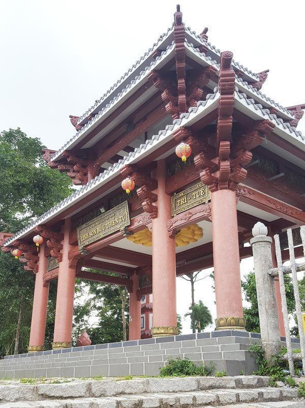 Chia sẻ kinh nghiệm leo núi Thị Vải 18 - Cổng chùa Linh Sơn Bửu Thiền trên núi