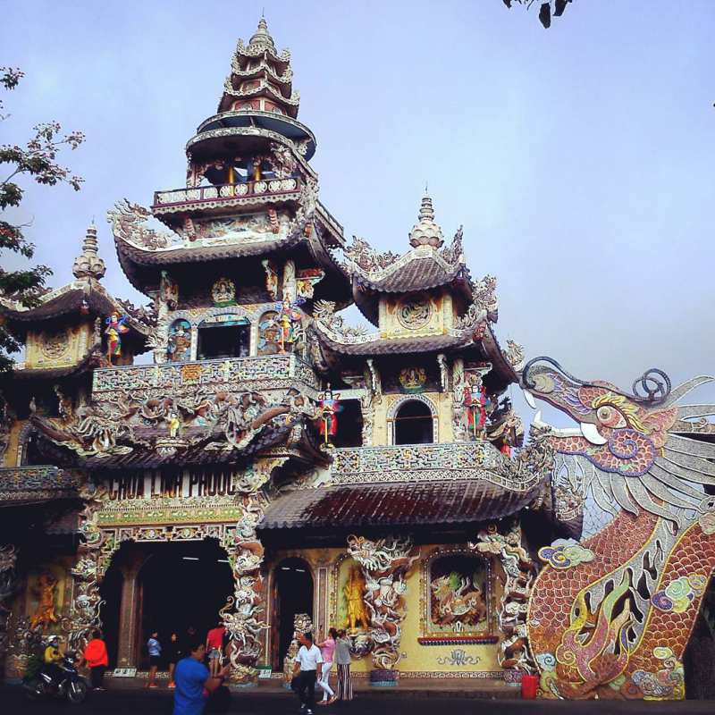 Chùa Linh Phước - ngôi chùa nổi tiếng được xây dựng bằng mảnh chai ở Đà Lạt