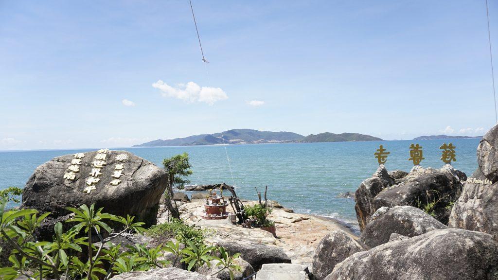 Một góc phong cảnh nhìn ra biển của chùa Từ Tôn
