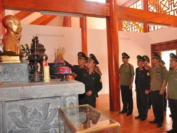 Đoàn tình nguyện thăm và dâng hương tại khu di tích lịch sử Nà Tu