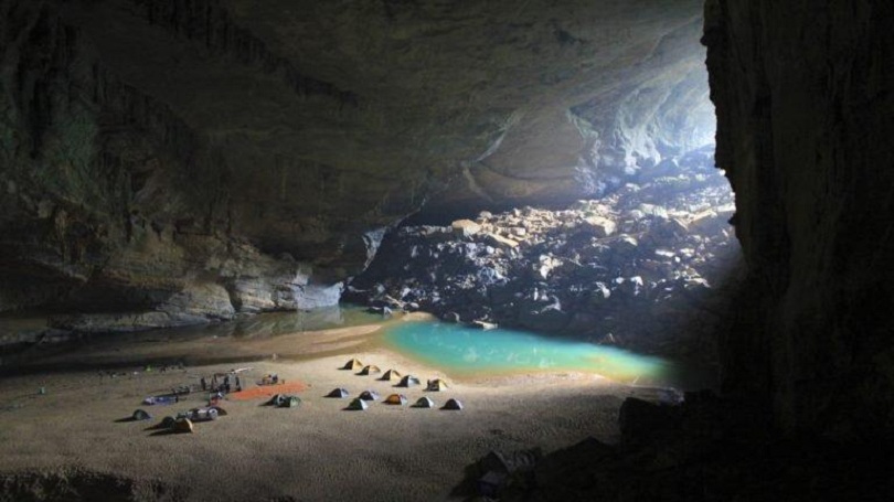 Hình ảnh những du khách nghỉ ngơi trong hang động