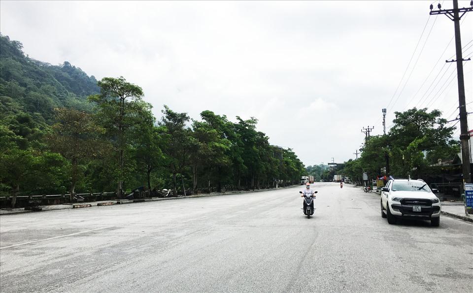 Con đường rộng thênh thang dẫn vào CKQT Thanh Thuỷ nhưng vắng bóng xe hàng qua lại