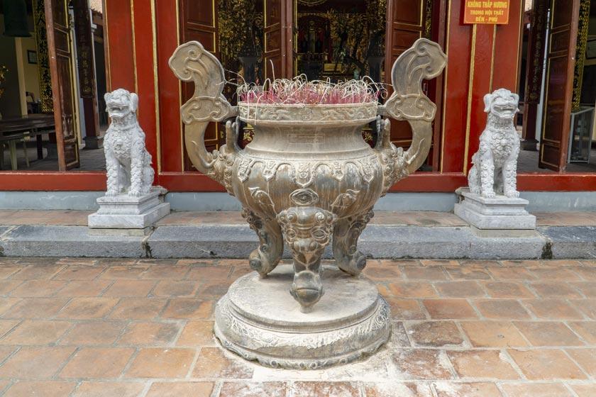 Lư hương trong đền Nghè Hải Phòng