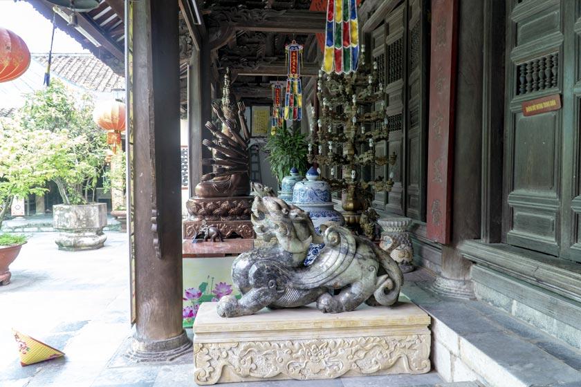 Nghê đá trong chùa Hàng Hải Phòng