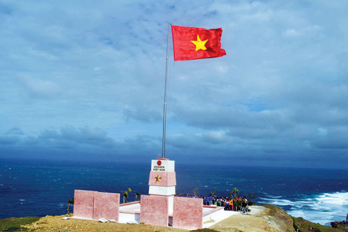 Cột cờ Tổ Quốc trên đỉnh Thới Lới (Nguồn sưu tầm)