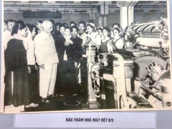 Bảo tàng dệt Nam Định - Bác Hồ về thăm nhà máy dệt