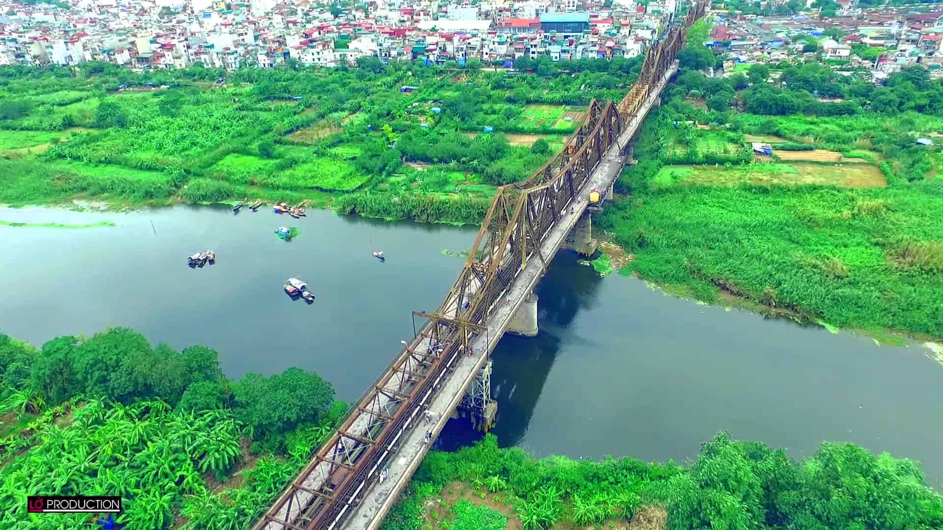Bãi đá sông Hồng xanh ngắt ngay chân cầu Long Biên 