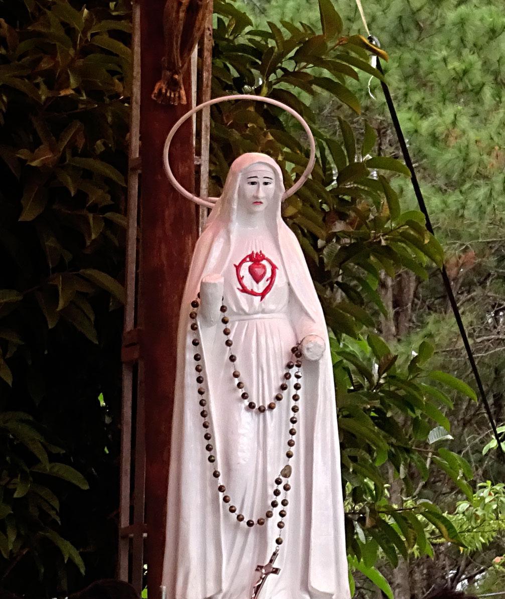 Bức tượng Đức Mẹ Maria Măng Đen Kon Tum đườn làm bằng chất liệu Xi măng