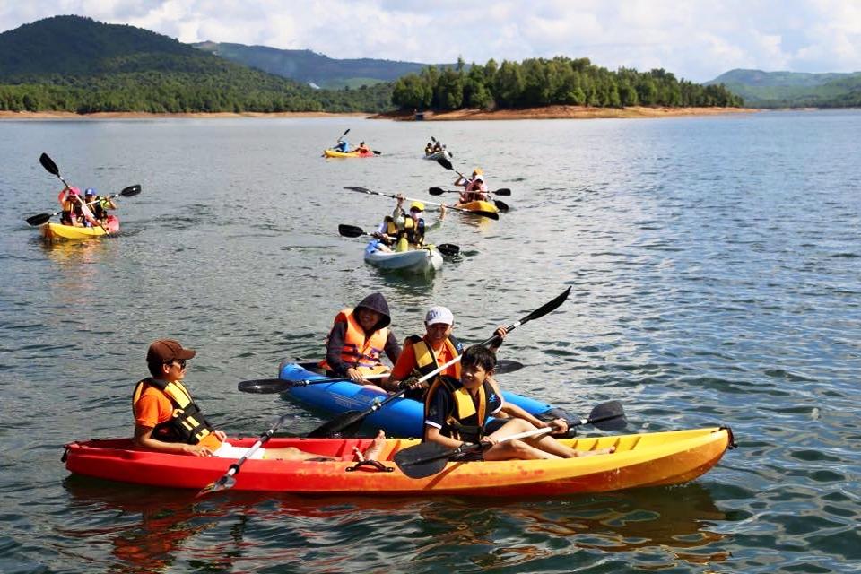 Các bạn trẻ rất thích chèo Kayak khám phá Hồ Phú Ninh
