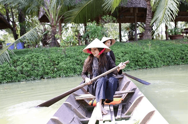 Chèo thuyền trên sông tại khu du lịch Lan Vương