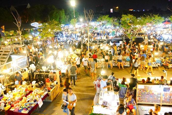 Chợ đêm Sơn Trà - địa điểm gần tượng Cá Chép Hóa Rồng Đà Nẵng 