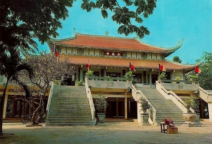 Điện chính chùa Hương Tích