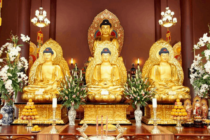 Bàn thờ Phật trang nghiêm bên trong chùa