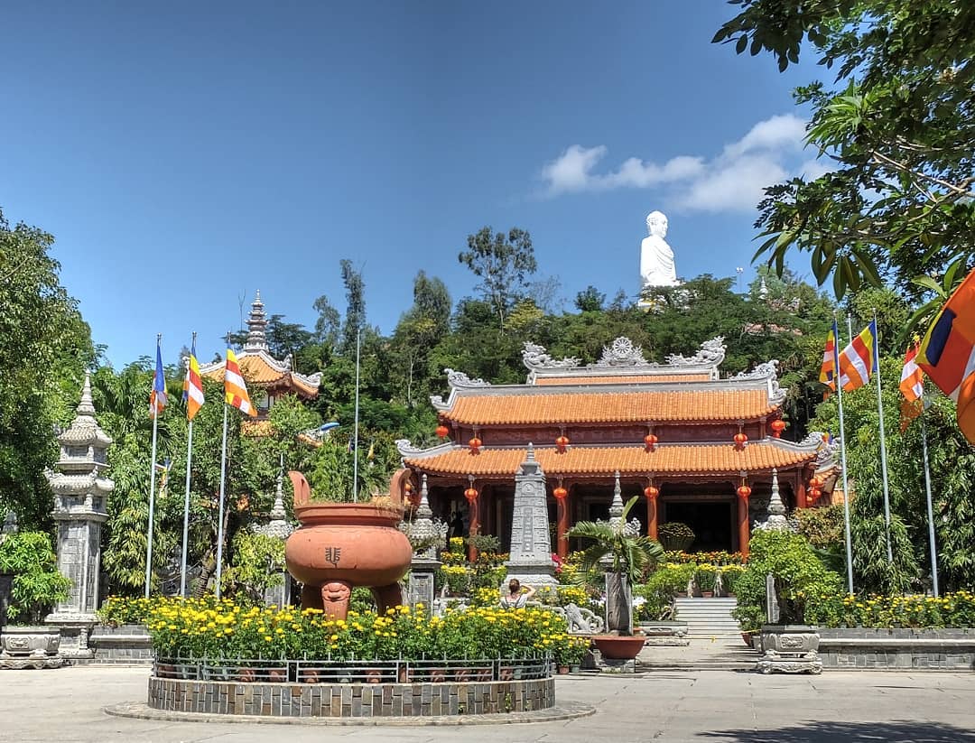 Khung cảnh của chùa Từ Tôn Nha Trang