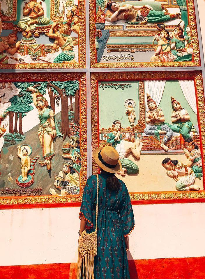 Những bức phù điêu mô tả về cuộc đời Đức Phật và giáo lý nhà Phật.