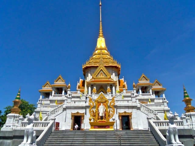 Là một điểm đến tín ngưỡng nổi tiếng, Chùa Phật Vàng thu hút đông đảo du khách trong và ngoài nước đến viếng thăm rất nhiều (Ảnh ST)