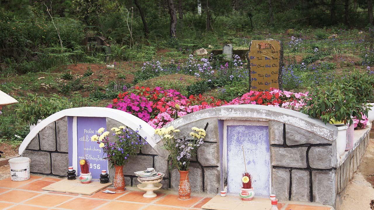 Phần mồ của của Vũ Minh Tâm và Lê Thị Thảo được bảo tồn cho tới nay, trở thành điểm tham quan cho du khách gần xa. Nguồn: Internet