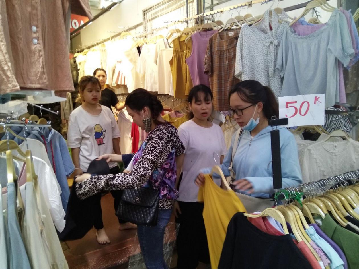 Có nên mua quần áo ở chợ Ninh Hiệp không?