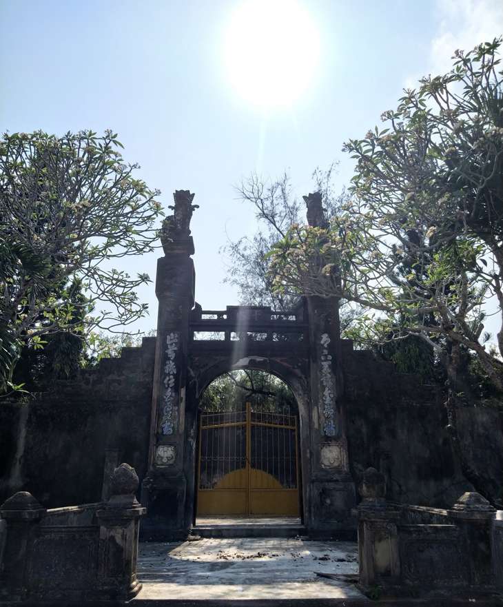Cổng chính vào chùa Thập Tháp 