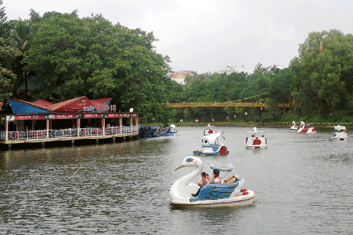 Đạp vịt tại công  viên Đồng Xanh là một hình thức giúp du khách vừa được thư giãn vừa được ngắm nhìn cảnh sắc xung quanh