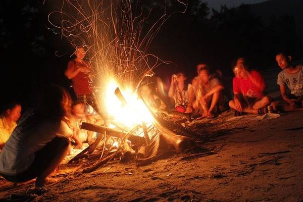 Đốt lửa trại là một hoạt động thú vị bạn có thể làm vào buổi tối trên đảo. Ảnh: ST