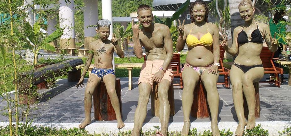 Tắm bùn được du khách nước ngoài rất hào hứng