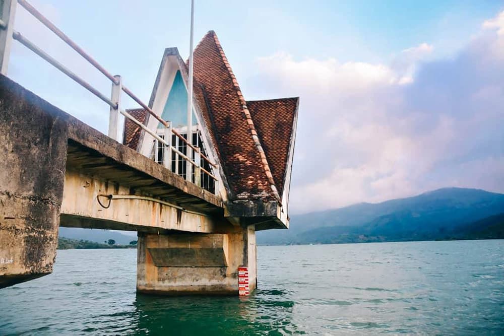 Đập Kala cách trung tâm thị trấn Di Linh khoảng 14km, là nơi chứa nước cho thị trấn và đồng thời cũng là nơi nuôi cá tầm.