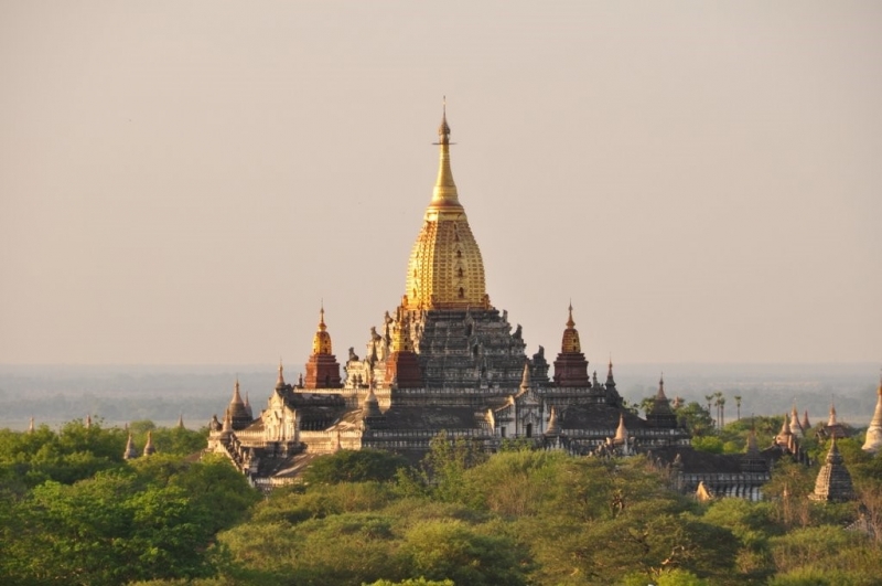 Đền Ananda (Bagan) với vẻ đẹp nguy nga, tráng lệ từ xa nhìn lại