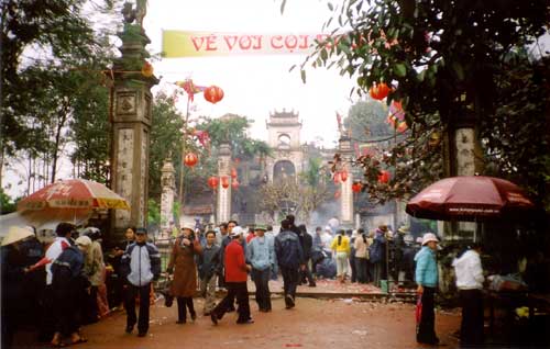 Người dân đi lễ hội Đền Cuông