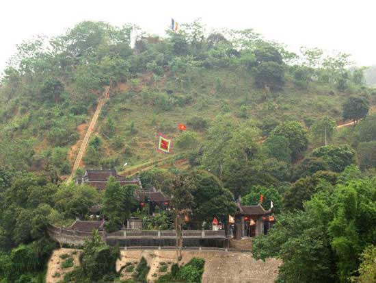 Hình ảnh đền ông Hoàng Bảy từ góc nhìn trên cao
