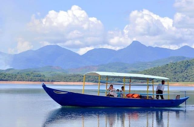 đi thuyền trên hồ Phú Ninh