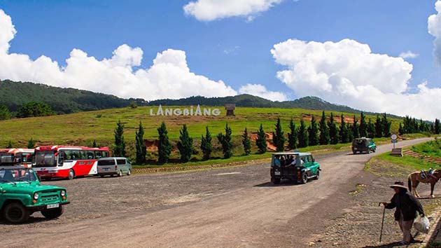 Đi xe Jeep tham quan núi Langbiang