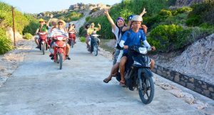Lái xe máy dạo quanh đảo Cù Lao Xanh là trải nghiệm vô cùng thú vị