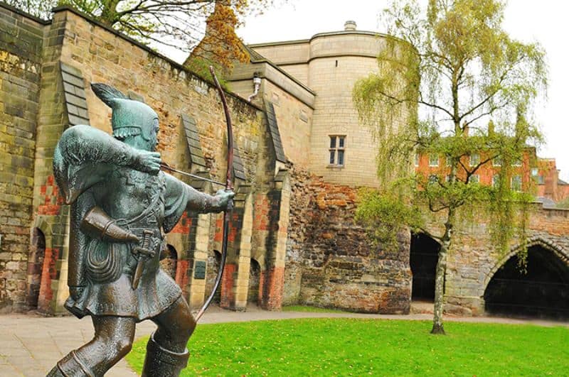 Bức tượng bằng đồng của Robin Hood bên trong lâu đài Nottingham