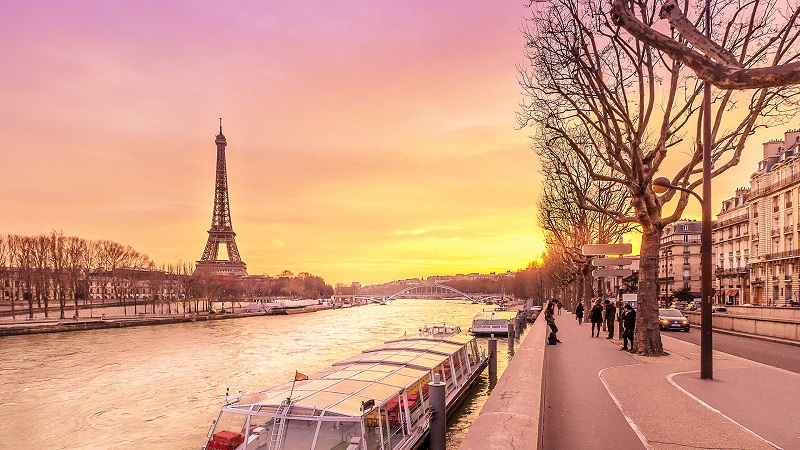 Tận hưởng vẻ đẹp của kinh đô Ánh Sáng Paris bằng cách du thuyền trên sông Seine.