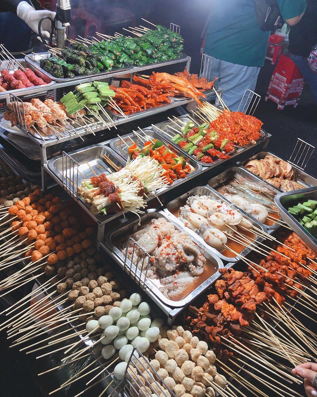 Các món đồ ăn vặt đầy hấp dẫn tại chợ Âm Phủ Đà Lạt 