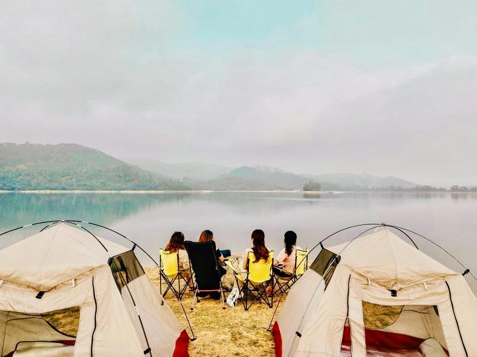Khách du lịch cắm lều ngủ qua đêm bên cạnh bờ hồ