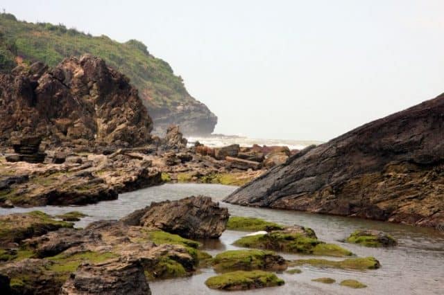 Vẻ đẹp hoang sơ giao hòa giữa đá, sóng khiến nơi đây thu hút nhiều du khách hơn đến khám phá 