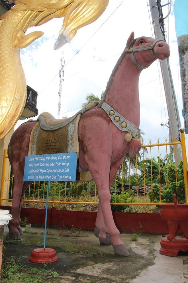 Tượng ngựa Xích Thố trong chùa Già Lam Cổ Tự