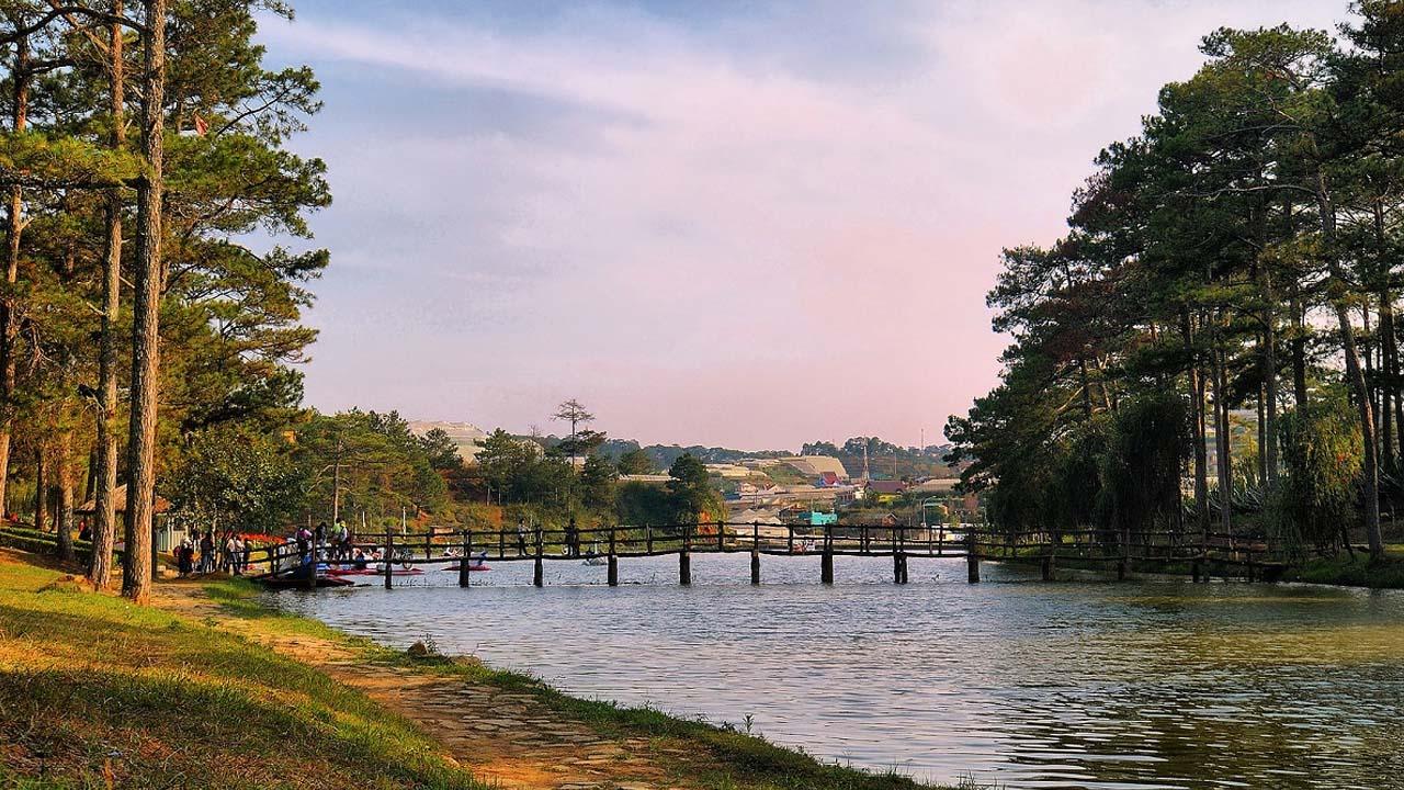 Hồ Than Thở là cái tên đã được Việt hóa từ tên tiếng Pháp "Lac des Soupirs" - nghĩa là tiếng gió thổi trong rừng. 