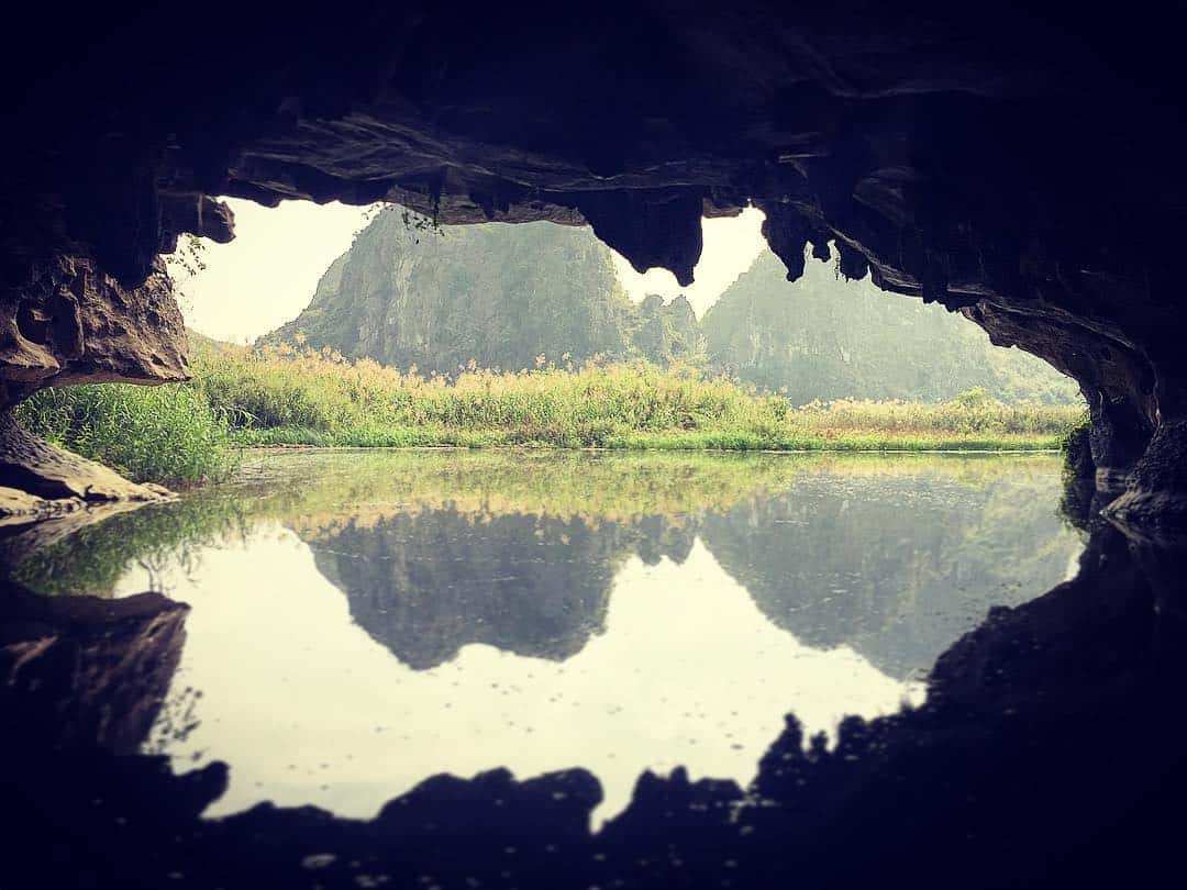 Bên trong hang động
